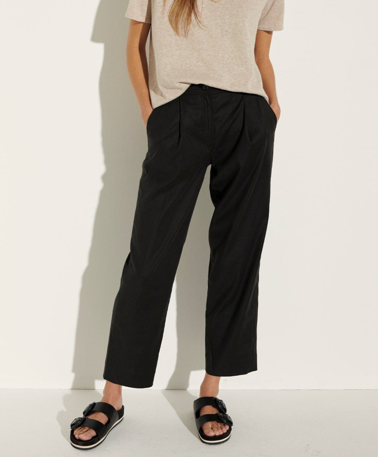 The Effortless Pant™ THE EFFORTLESS PANT™ LINEN CROPPED | Aritzia INTL
